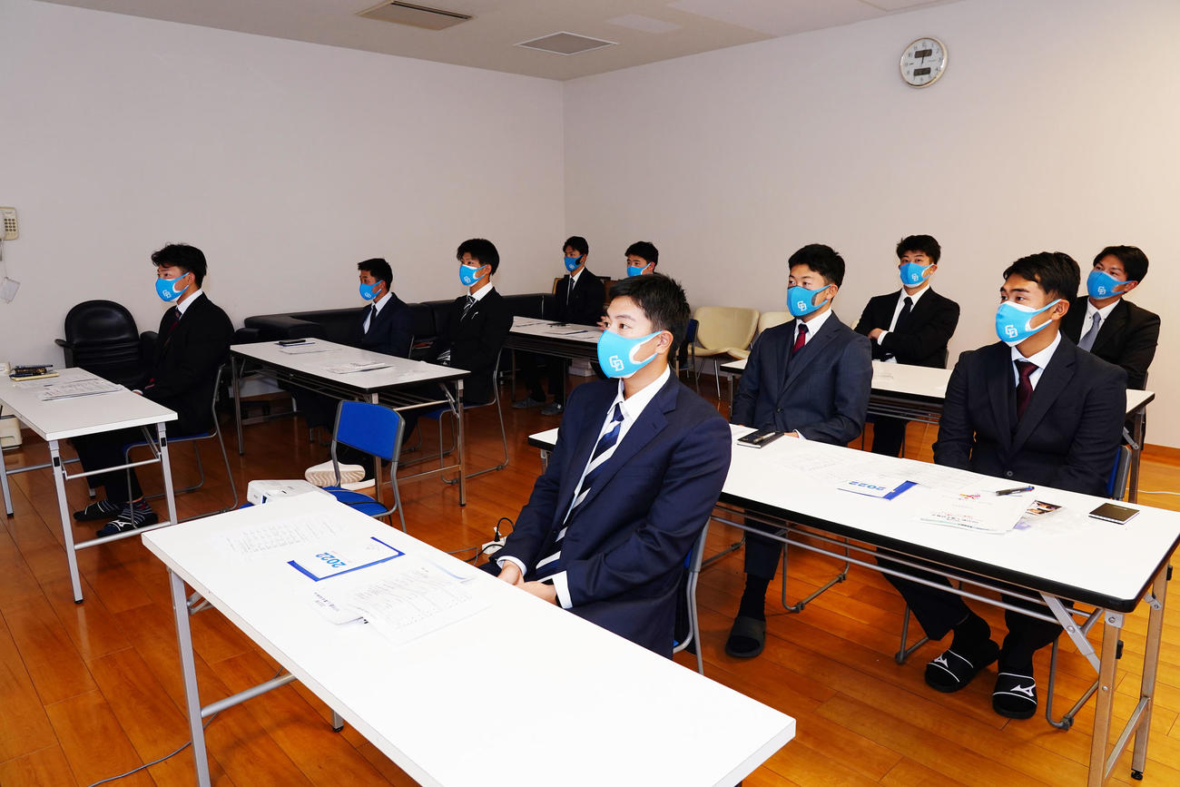 新人研修の席に着く仲地（手前・中央）ら新人選手達（中日ドラゴンズ球団提供）