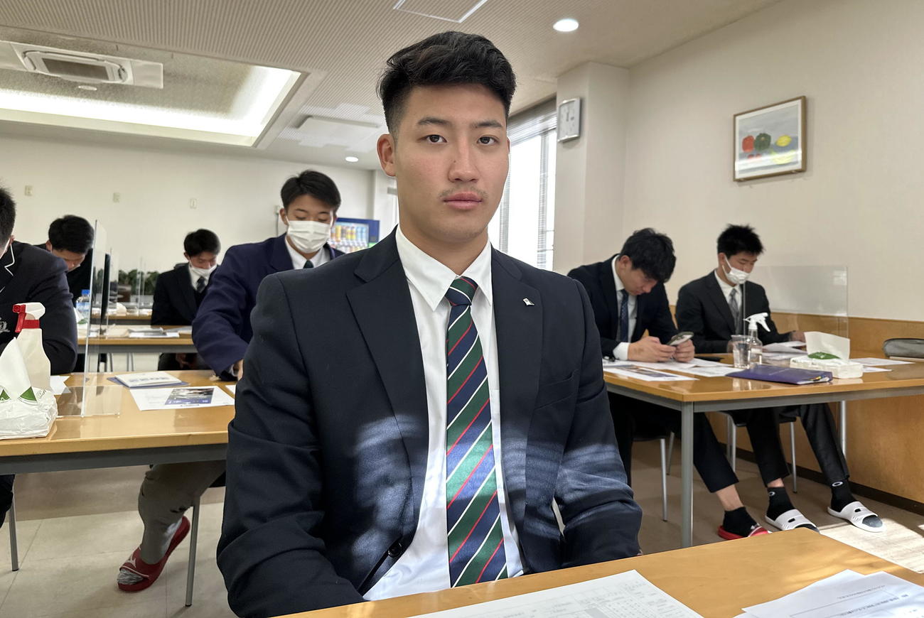 NPBの新人選手研修会選手研修会にオンライン参加するロッテ菊地ら選手たち（球団提供）