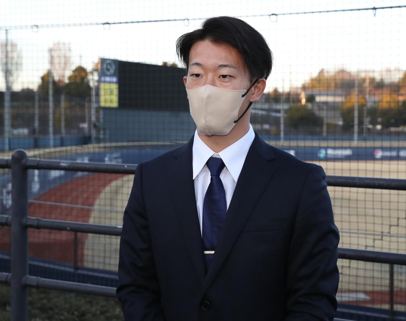 新人研修を終え、感想を話す日本ハム矢沢（撮影・黒川智章）