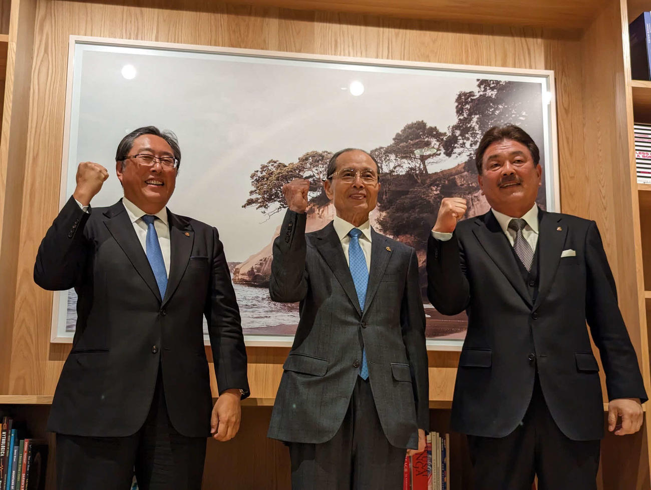東京のソフトバンク本社を訪れ、オーナー報告を行った、右から藤本監督、王球団会長、後藤球団社長（球団提供）