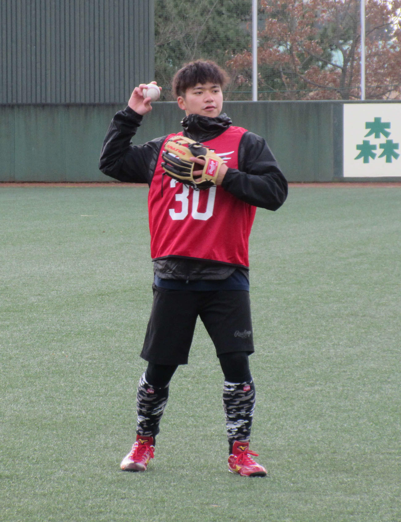 新人合同自主トレで汗を流す楽天平良