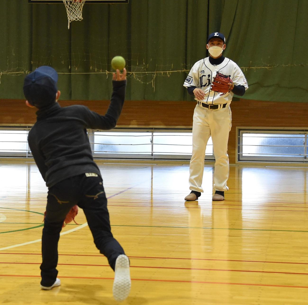 社会活動の一環で浜松医科大病院を訪れ、子どもとキャッチボールする西武栗山（撮影・鈴木正章）