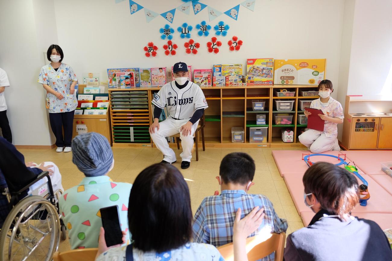 社会活動の一環で浜松医科大病院を訪れ、子どもたちと交流する西武栗山（病院提供）