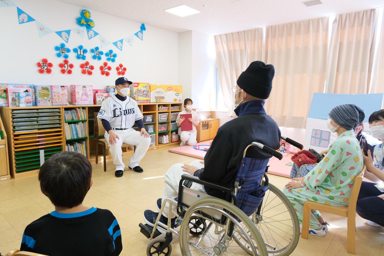 社会活動の一環で浜松医科大病院を訪れ、子どもたちと交流する西武栗山（病院提供）