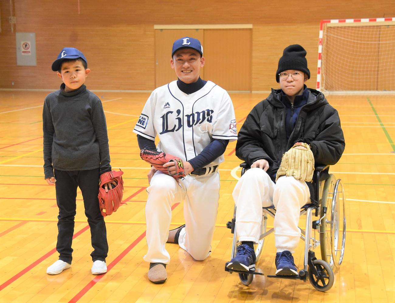 社会活動の一環で浜松医科大病院を訪れた西武栗山は子どもたちと記念撮影に収まる（撮影・鈴木正章）