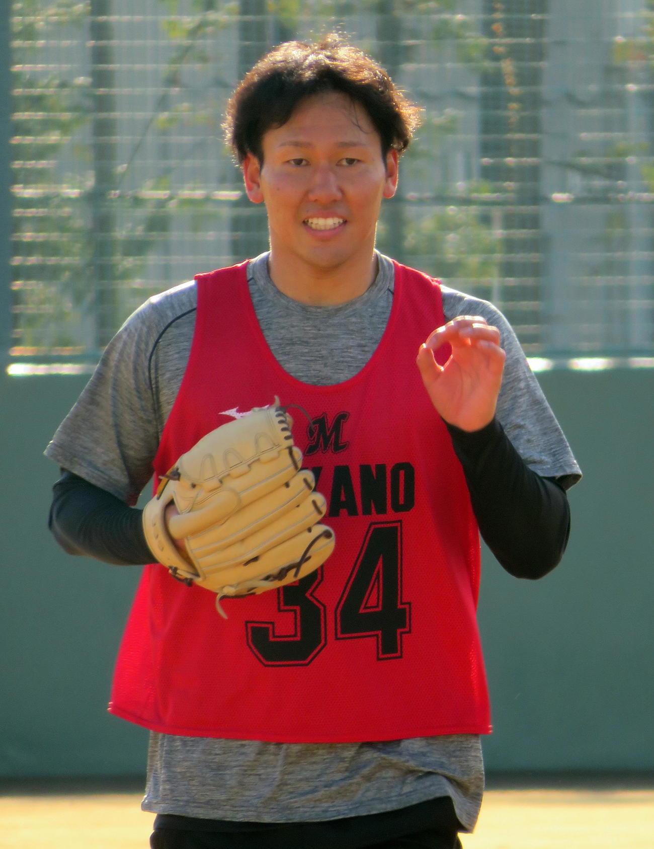 ロッテ新人合同自主トレでキャッチボール後にOKマークをつくる高野（撮影・鎌田直秀）