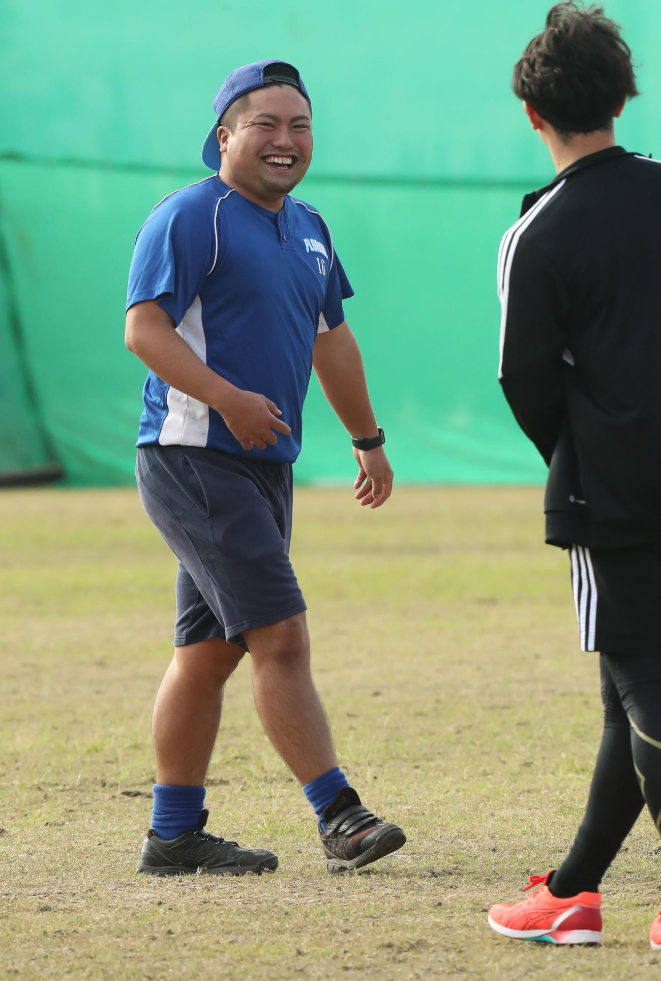 近本の自主トレをサポートする南山氏（撮影・屋方直哉）