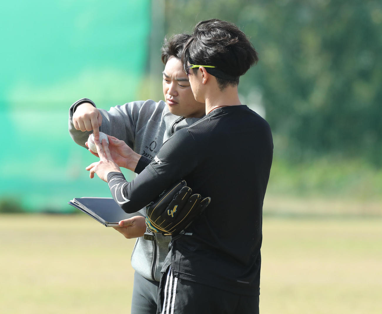 近本（右）の自主トレに帯同するトレーナーの植松氏（撮影・屋方直哉）