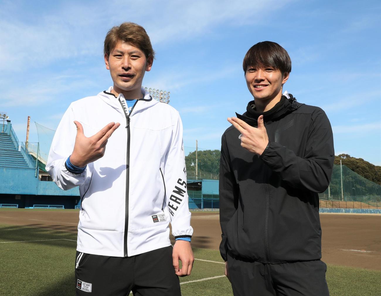 公開自主トレで新庄監督の「新ポーズ」を決める日本ハム加藤（左）と玉井（撮影・黒川智章）