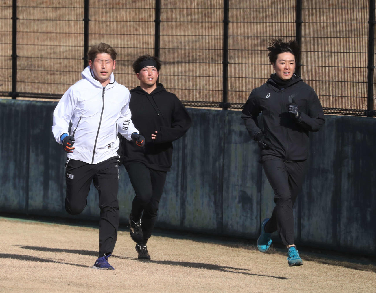 公開自主トレでフェンス際をダッシュする左から日本ハム加藤、井口、玉井（撮影・黒川智章）