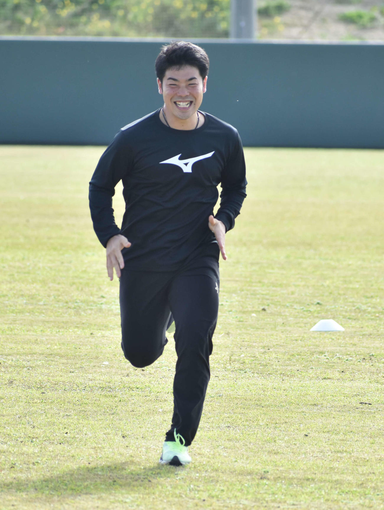 ダッシュを行うソフトバンク近藤（撮影・只松憲）