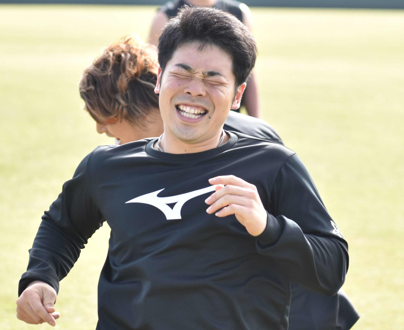 ランニングの後に苦悶（くもん）の表情を見せるソフトバンク近藤（撮影・只松憲）