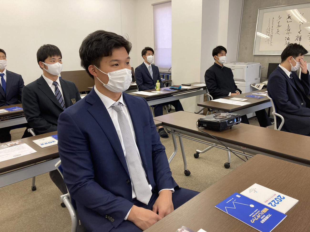 NPB新人選手研修会を受講する阪神森下（手前左）たち（球団提供）
