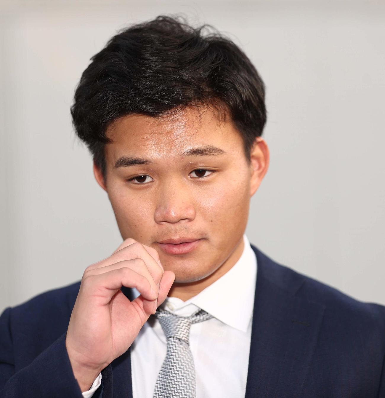 新人研修を終え取材を受ける阪神ドラフト1位の森下（撮影・上田博志）