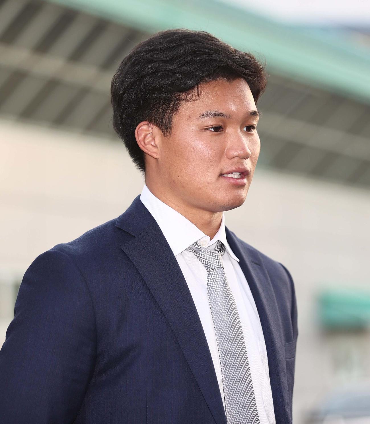 新人研修を終え取材を受ける阪神ドラフト1位の森下（撮影・上田博志）