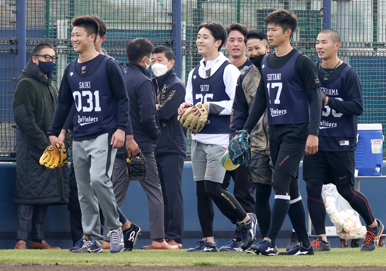 オリックス中嶋監督（左）は合同自主トレする新人らを見守る（撮影・上山淳一）