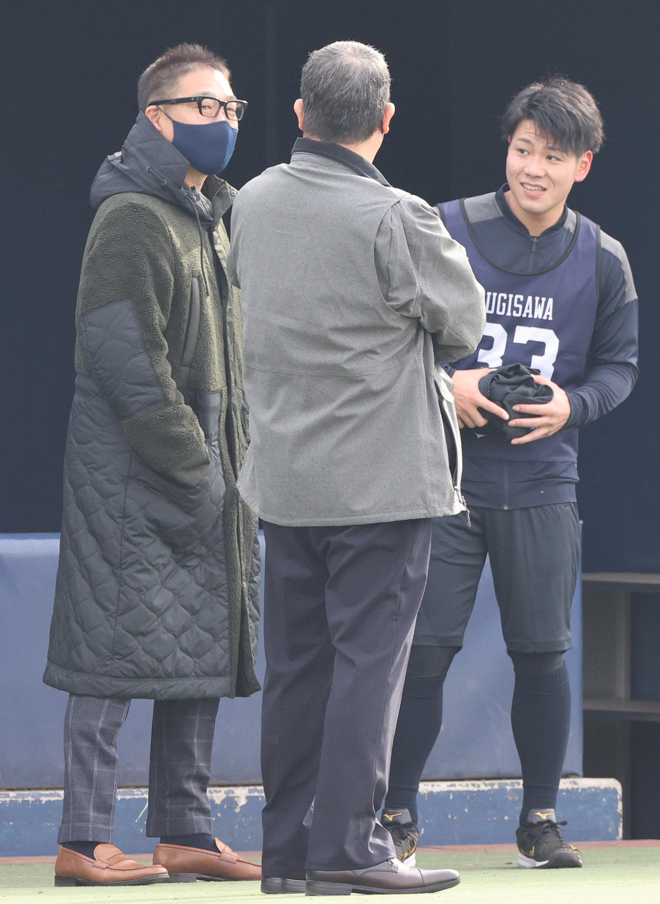 新人合同自主トレを視察のオリックス中嶋聡監督（左）は杉沢と話す（撮影・上山淳一）
