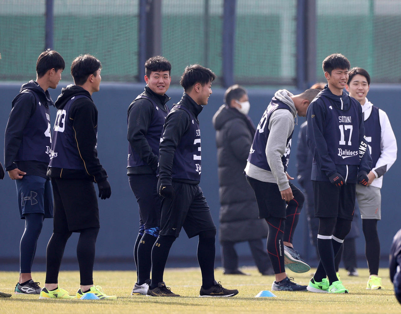 合同自主トレに励むオリックスの新人ら（撮影・上山淳一）