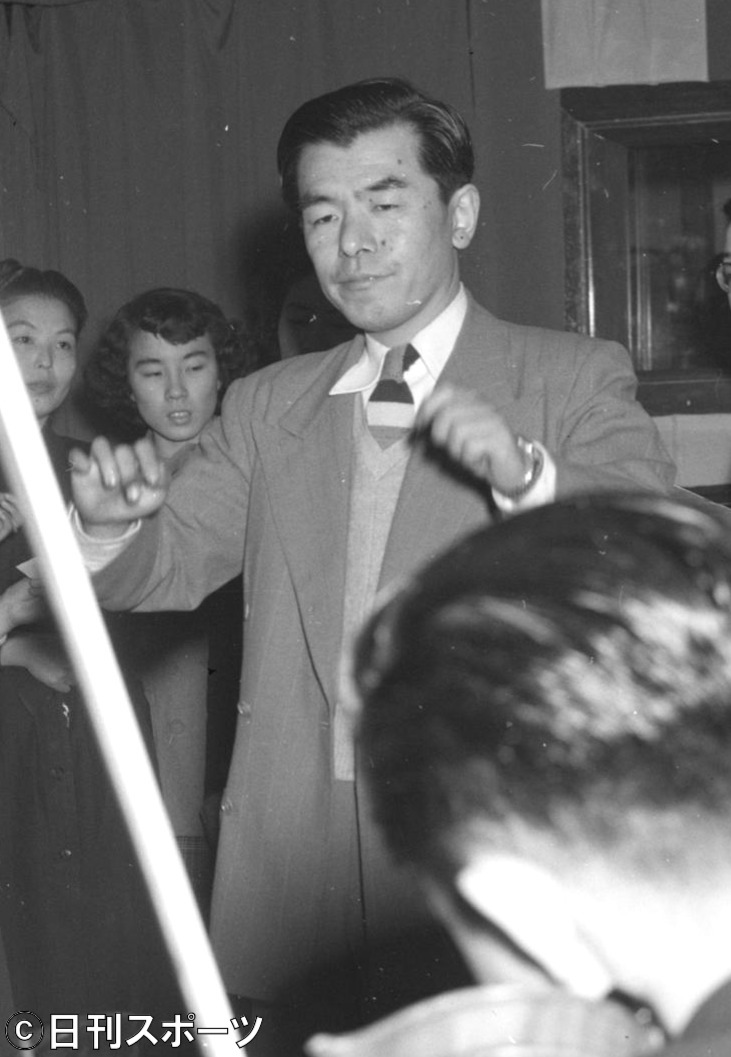 53年4月、指揮をする古関裕而さん