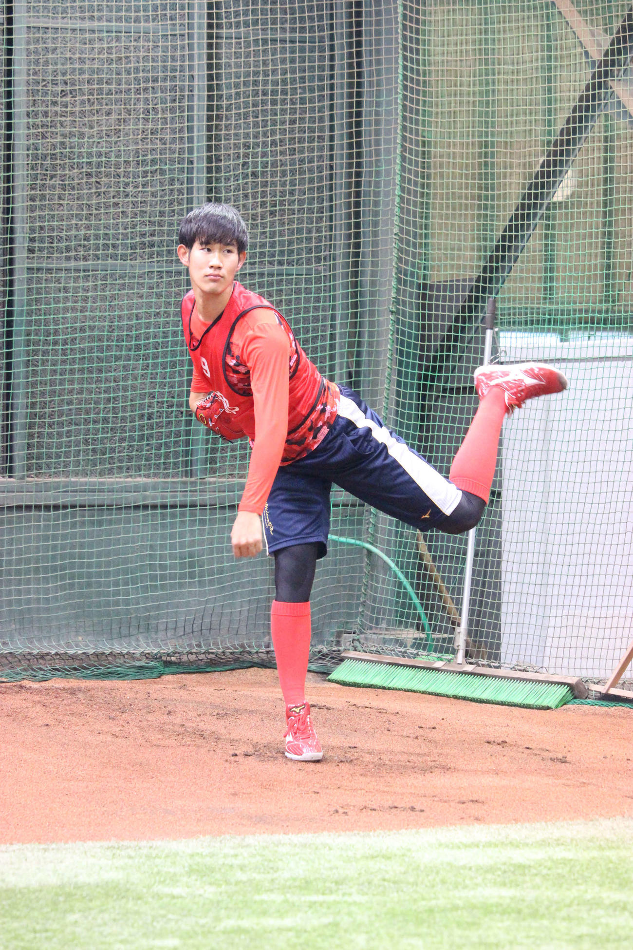 ブルペン投球する広島ドラフト6位長谷部銀次投手（撮影・前原淳）