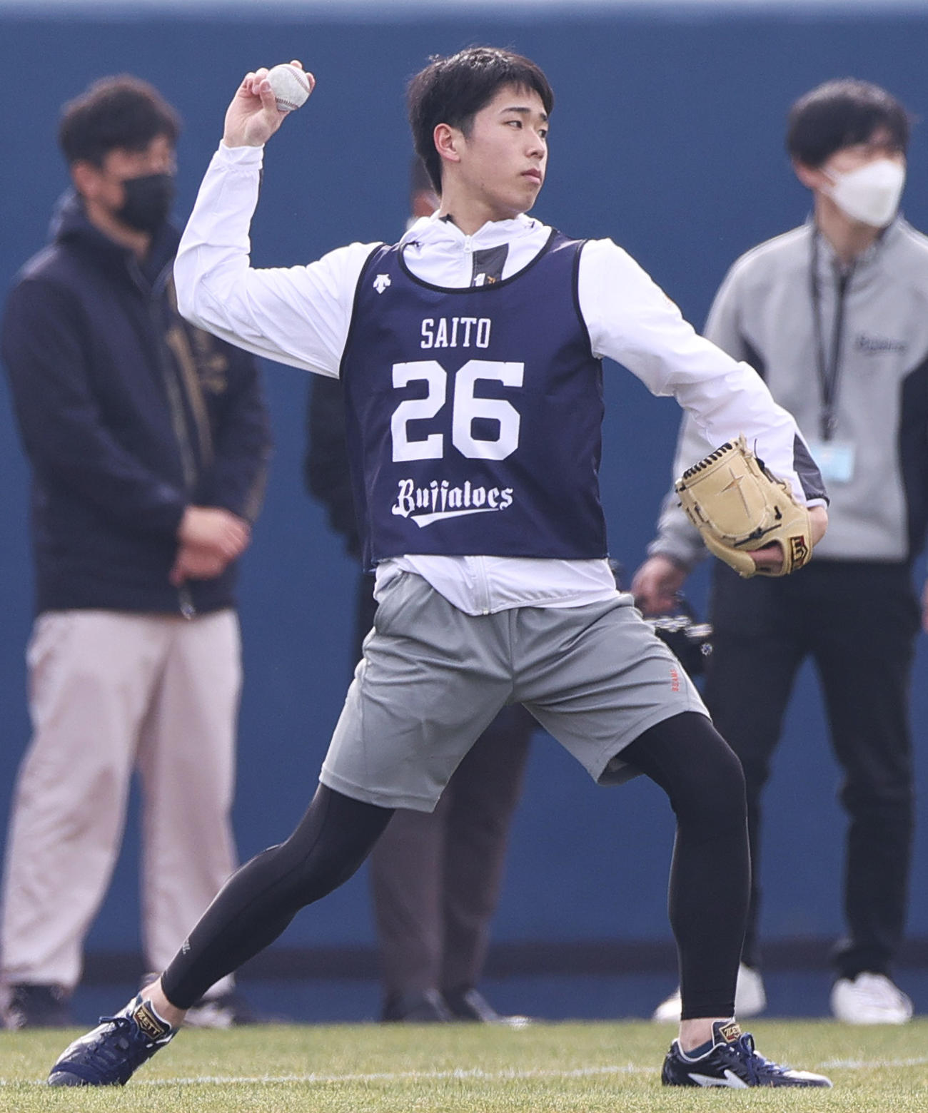 新人合同自主トレでキャッチボールする斉藤響介（撮影・上山淳一）