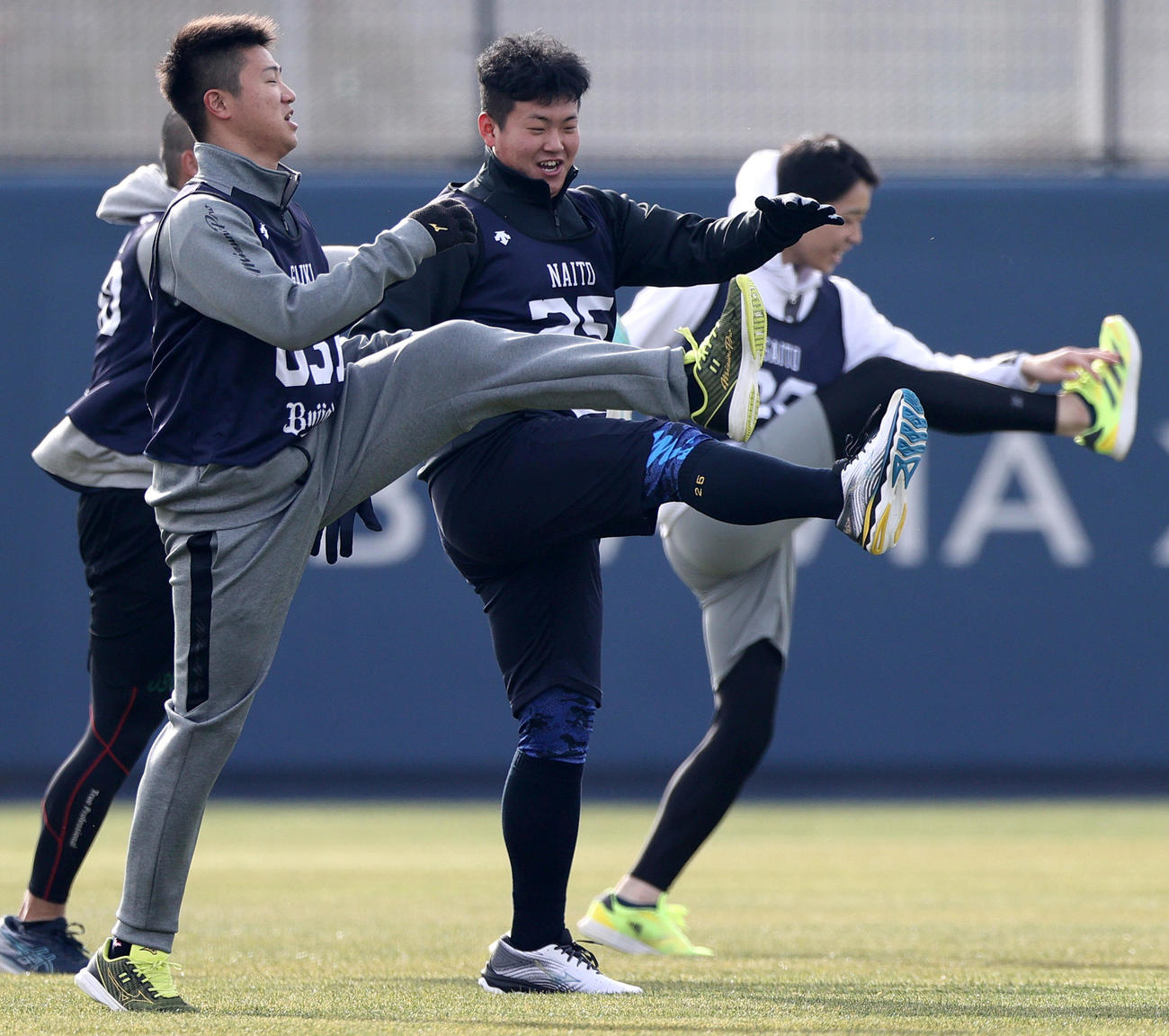 新人合同自主トレでアップする、左から才木、内藤、斉藤響介（撮影・上山淳一）