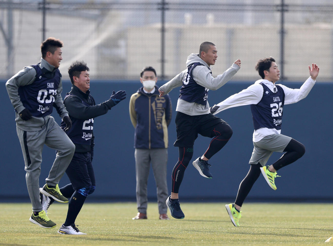 新人合同自主トレでアップする、左から才木、内藤、一人おいて西浜、斉藤響介（撮影・上山淳一）