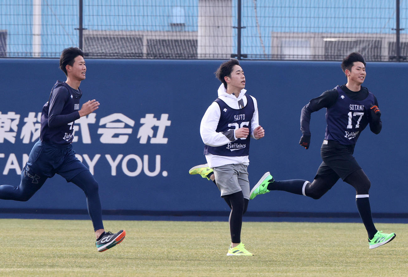 新人合同自主トレでダッシュする、左から日高、斉藤響介、曽谷（撮影・上山淳一）