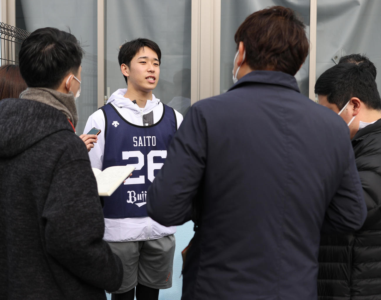 新人合同自主トレの初日を終え報道陣に話す斉藤響介（撮影・上山淳一）