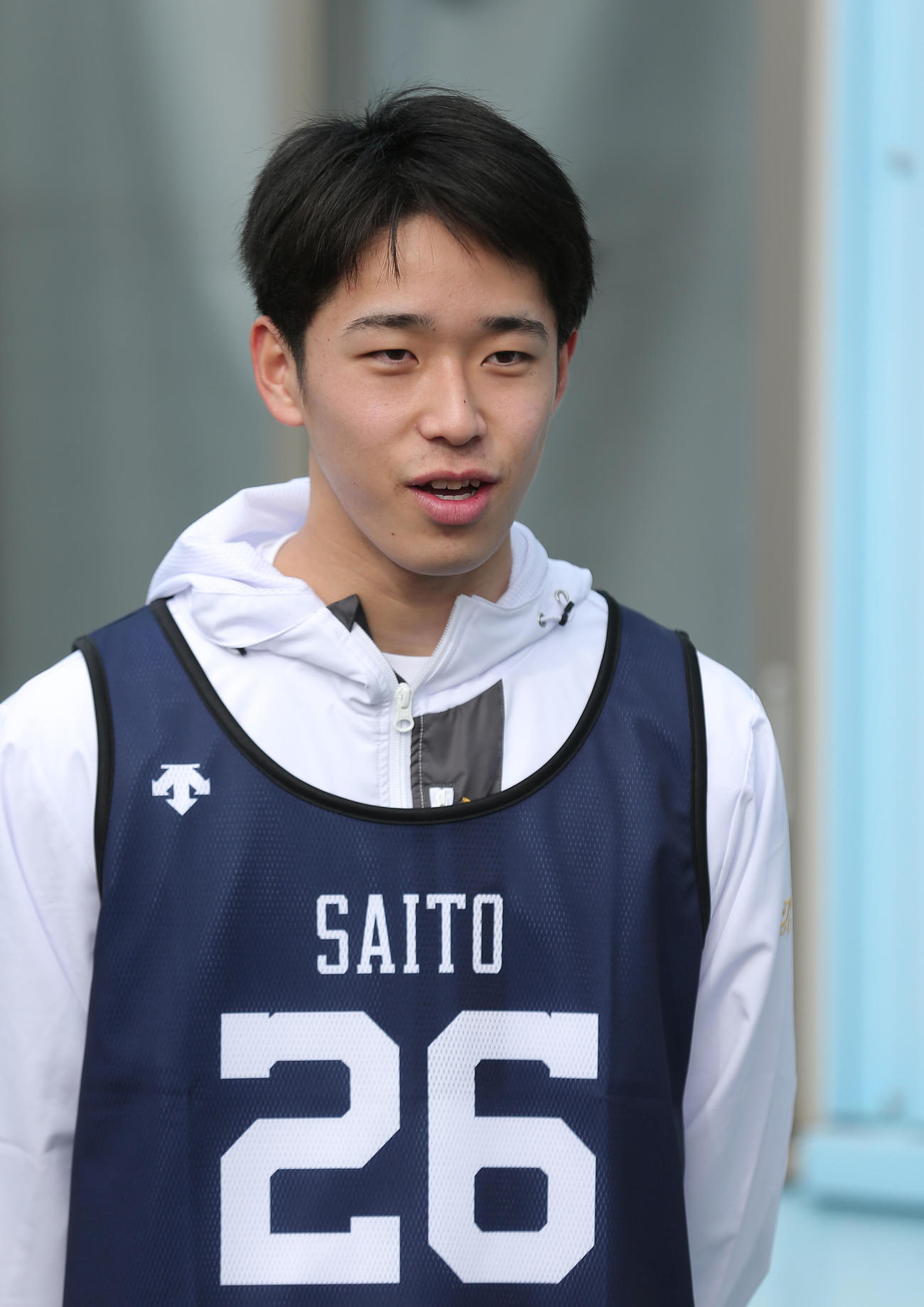 新人合同自主トレの初日を終え報道陣に話す斉藤響介（撮影・上山淳一）