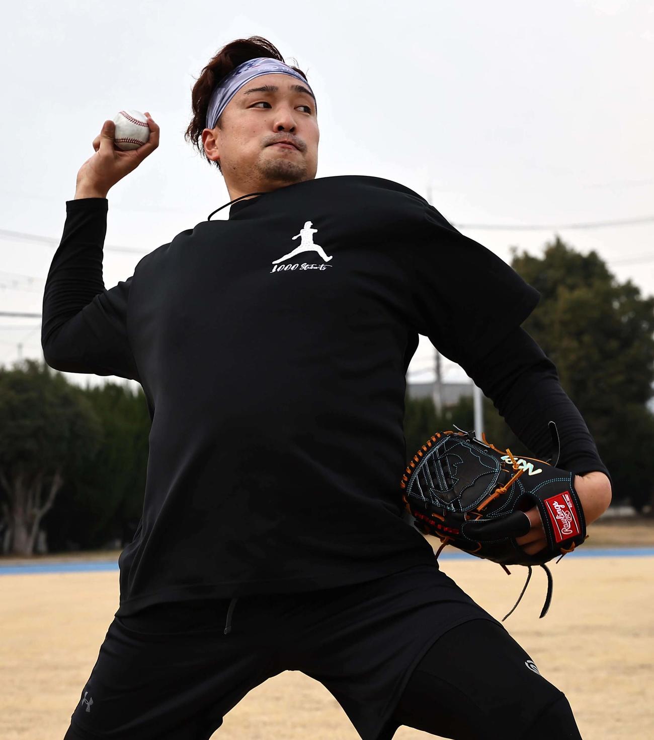 自主トレを公開した阪神秋山はキャッチボールをして汗を流す（撮影・上田博志）