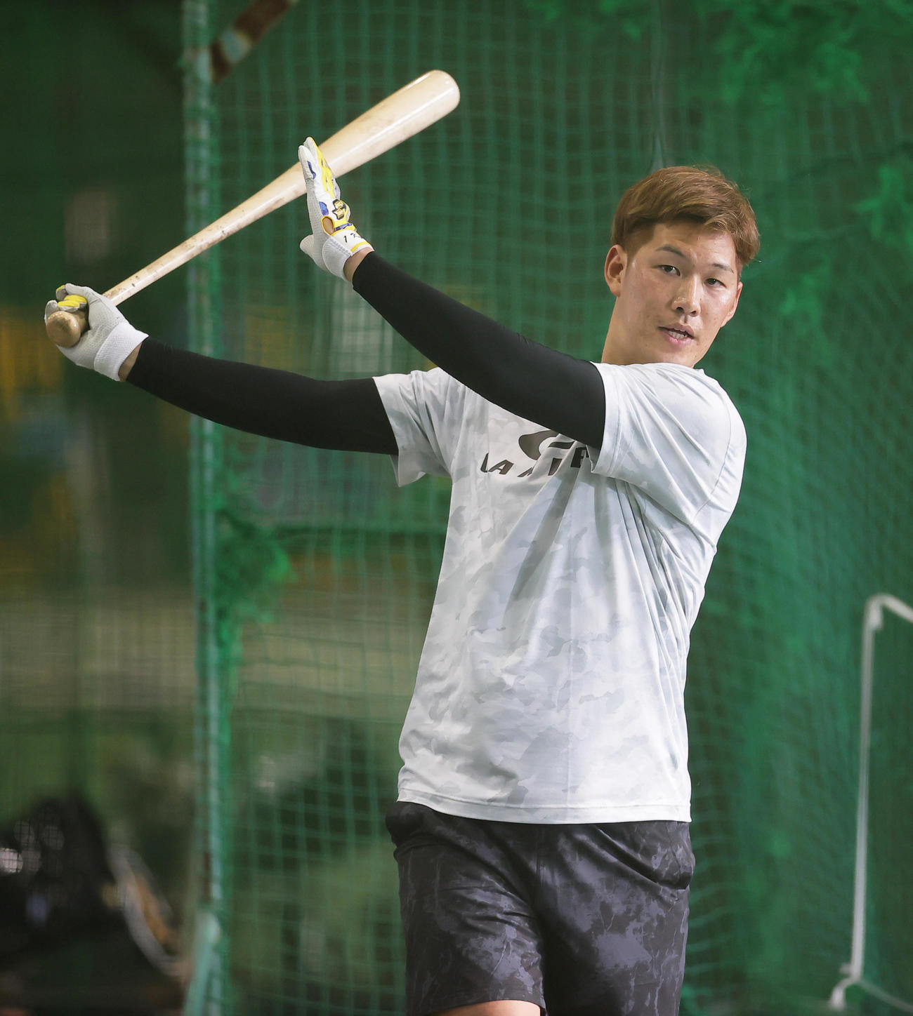 自主トレを公開し、打撃練習するDeNA京田（撮影・足立雅史）
