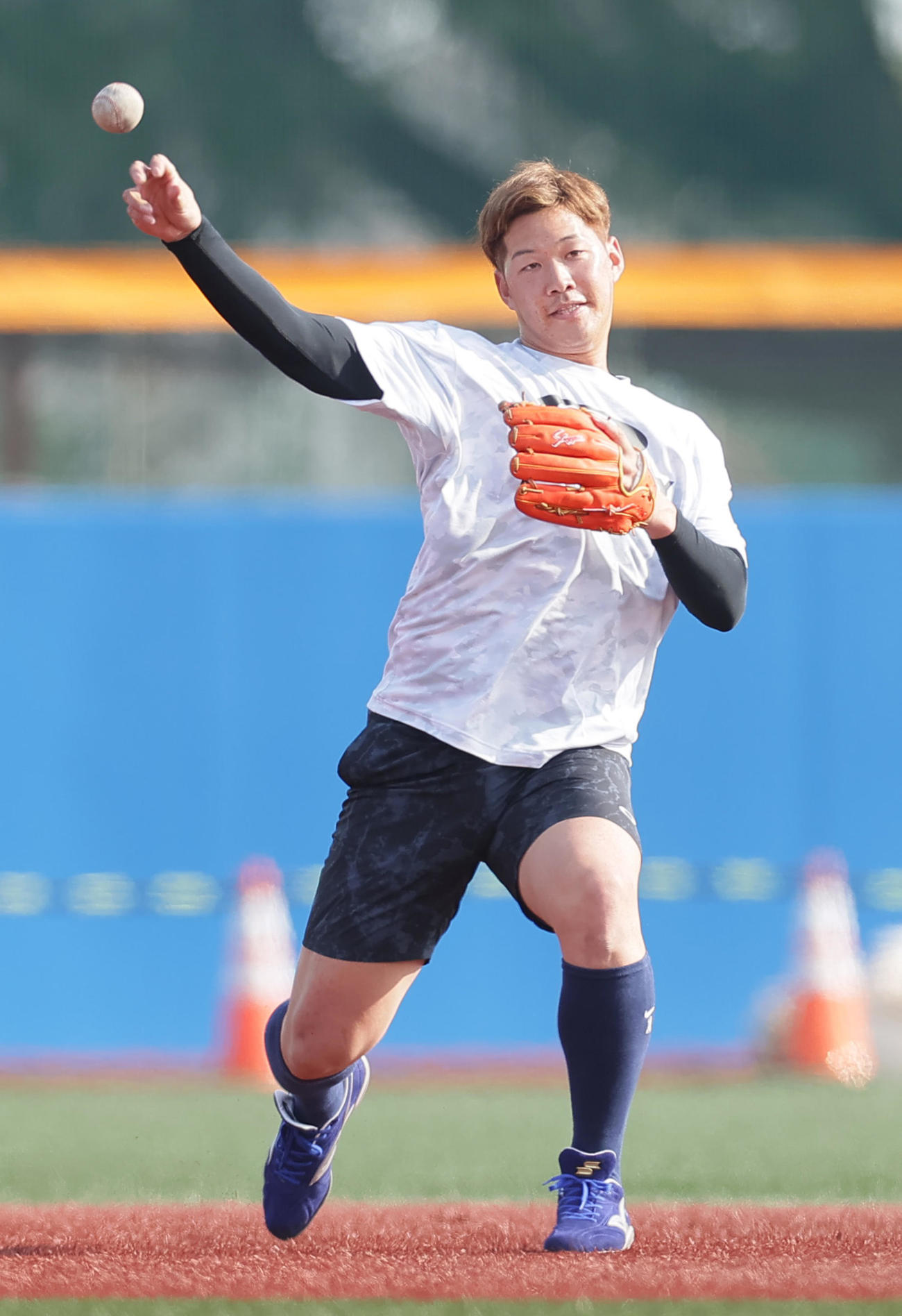 自主トレを公開し、ノックで汗を流すDeNA京田（撮影・足立雅史）