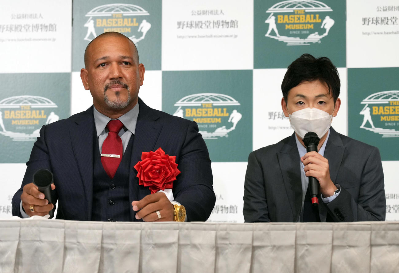 2023年野球殿堂入り記者会見を行うラミレス氏（左）。右は丸山通訳（撮影・狩俣裕三）