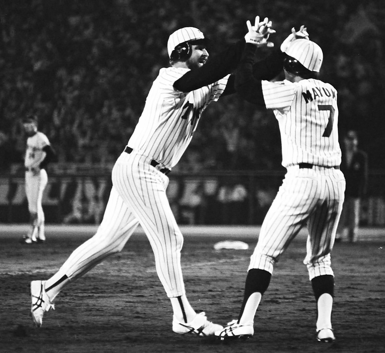 本塁打を放ち、真弓明信（右）とハイタッチするランディ・バース（1985年4月18日撮影）
