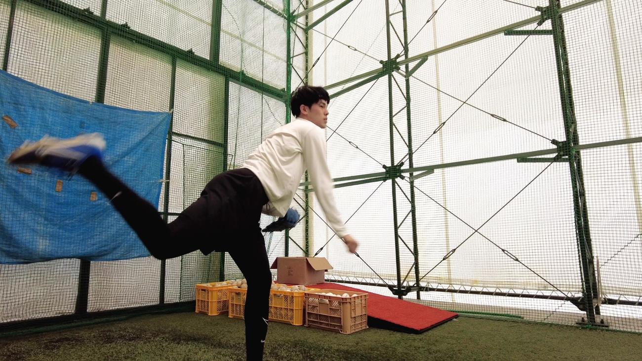 投球練習を行うロッテ佐々木朗（球団提供）