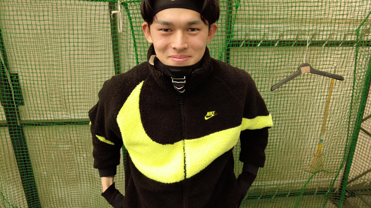 トレーニング中に笑顔を見せるロッテ佐々木朗（球団提供）