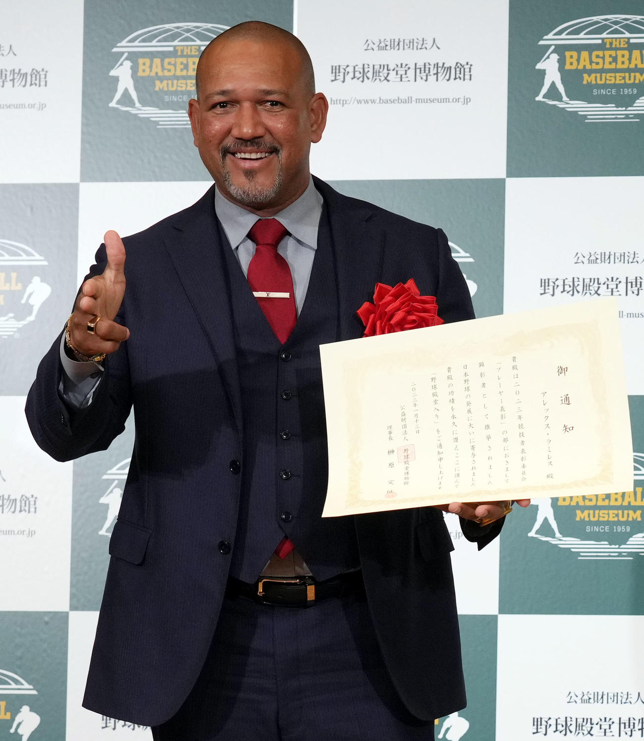 2023年野球殿堂入り記者会見で賞状を手にゲッツ！ポーズで記念撮影をするラミレス氏（撮影・狩俣裕三）