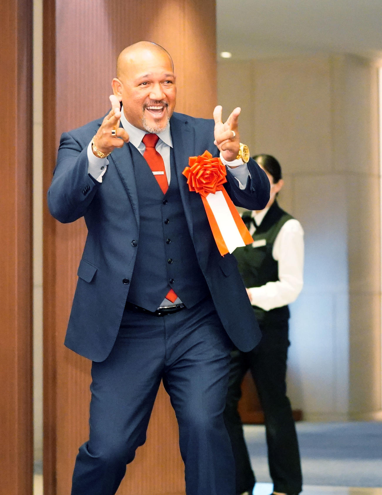2023年野球殿堂入り記者会見を終え、「うれしいゲッツ！」とポーズを決め、引き揚げるラミレス氏（撮影・狩俣裕三）