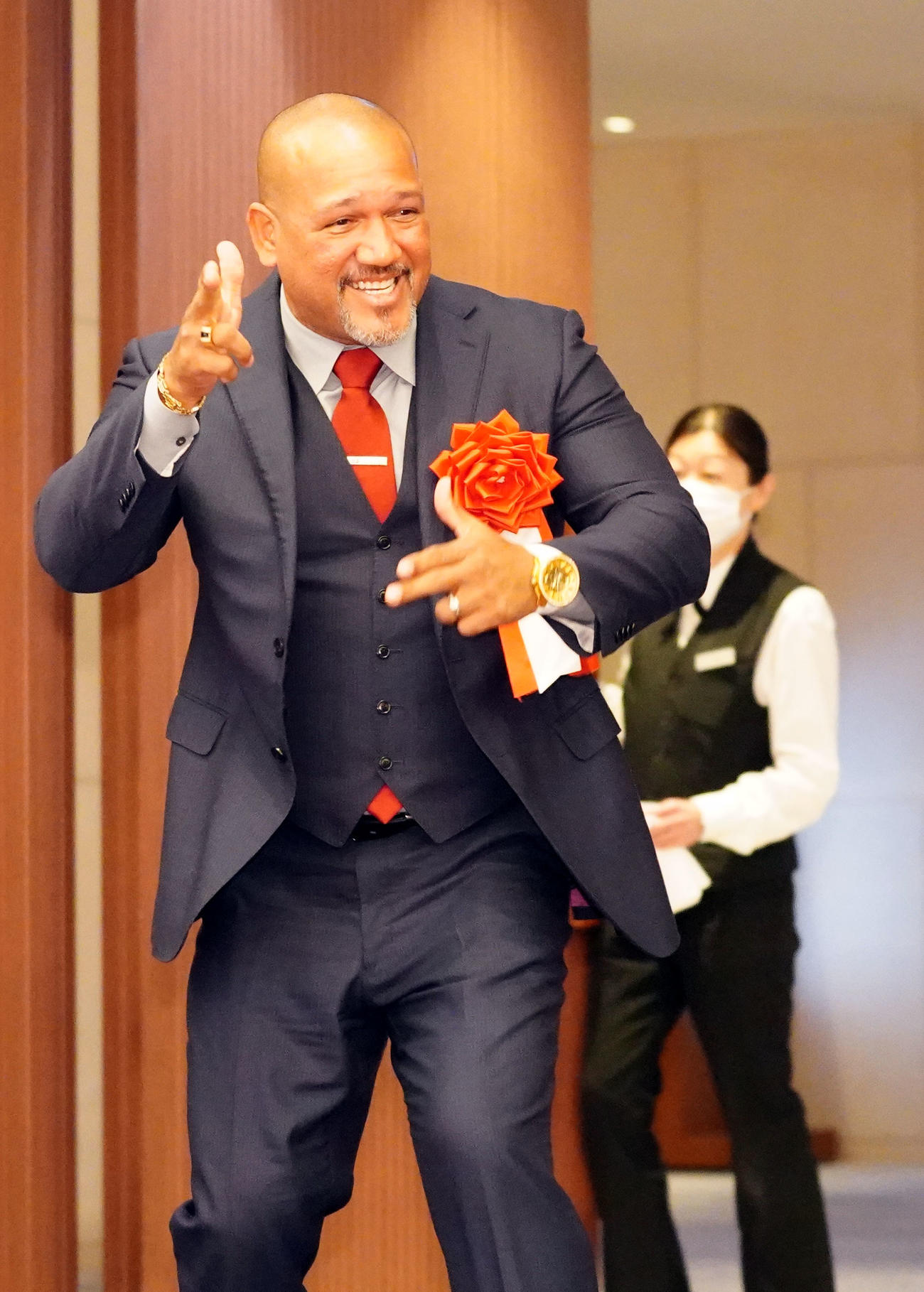 2023年野球殿堂入り記者会見を終え、「うれしいゲッツ！」とポーズを決め、引き揚げるラミレス氏（撮影・狩俣裕三）