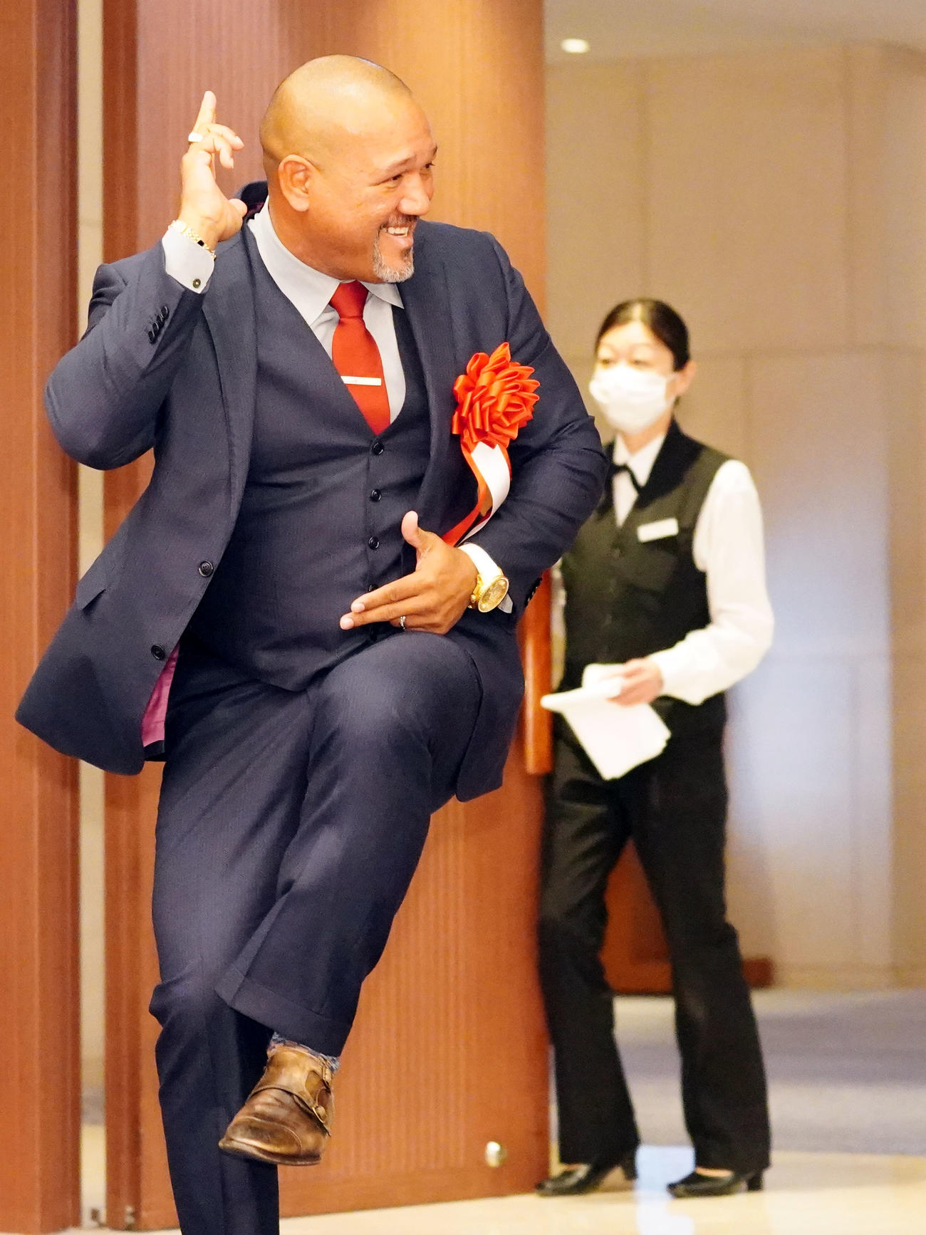 2023年野球殿堂入り記者会見を終え、「うれしいゲッツ！」とポーズを決め、引き揚げるラミレス氏（撮影・狩俣裕三）