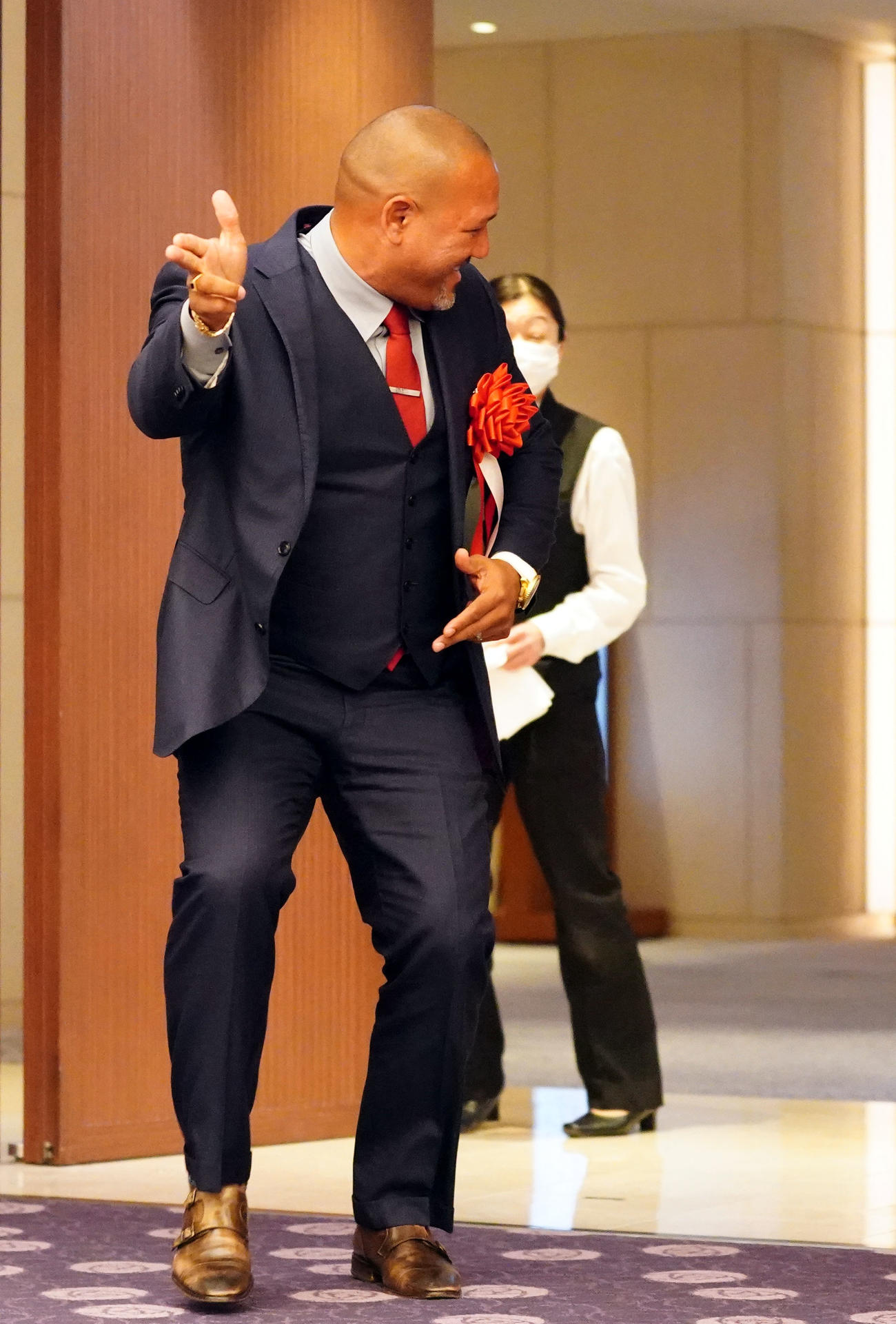 2023年野球殿堂入り記者会見を終え、「うれしいゲッツ！」とポーズを決め、引き揚げるラミレス氏（撮影・狩俣裕三）