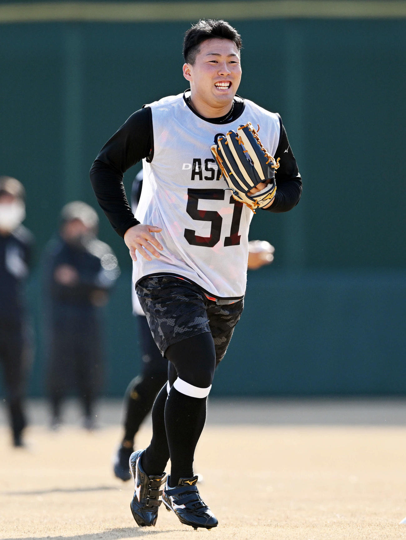 巨人新人合同自主トレのキャッチボールで笑顔を見せるドラフト1位の高松商・浅野（撮影・滝沢徹郎）