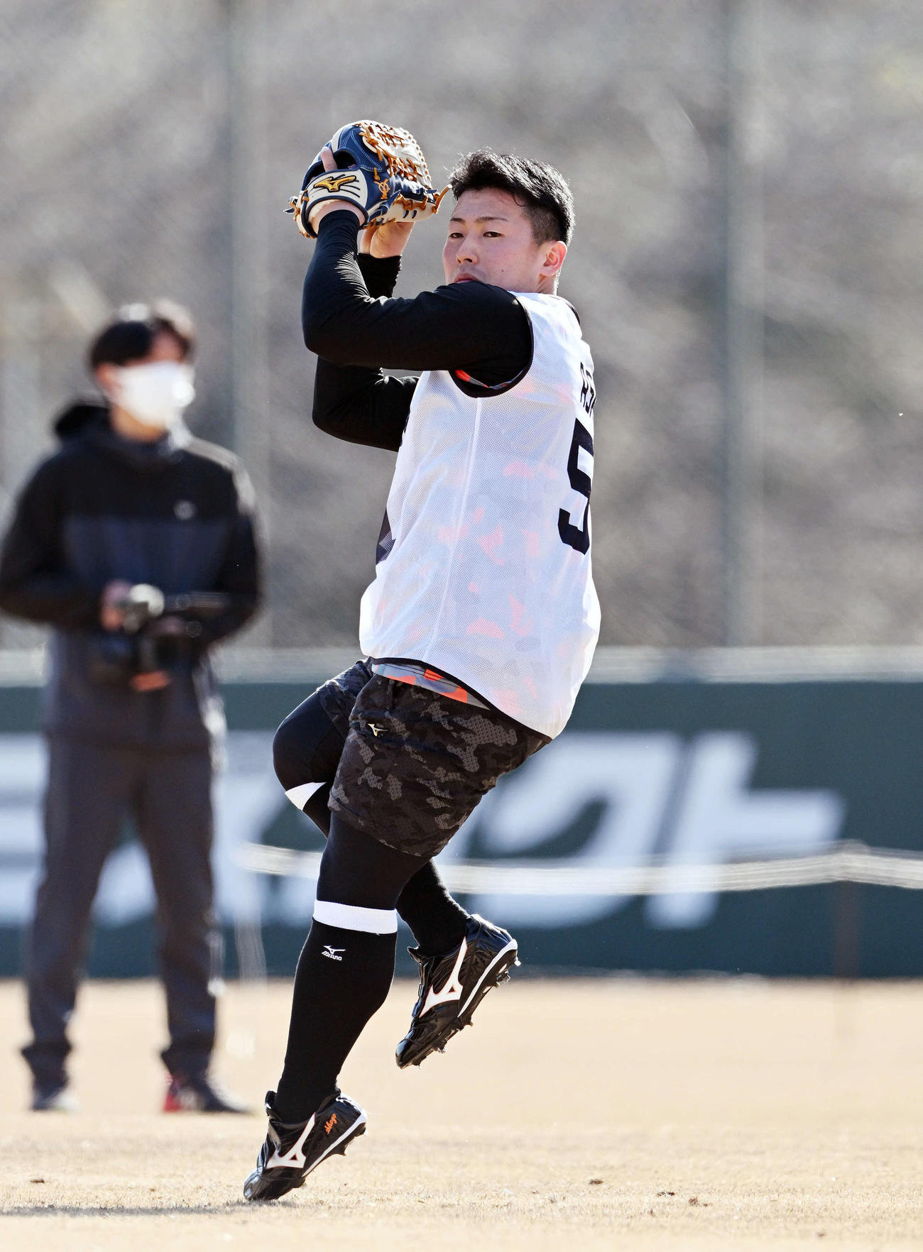 巨人新人合同自主トレでキャッチボールするドラフト1位の高松商・浅野（撮影・滝沢徹郎）