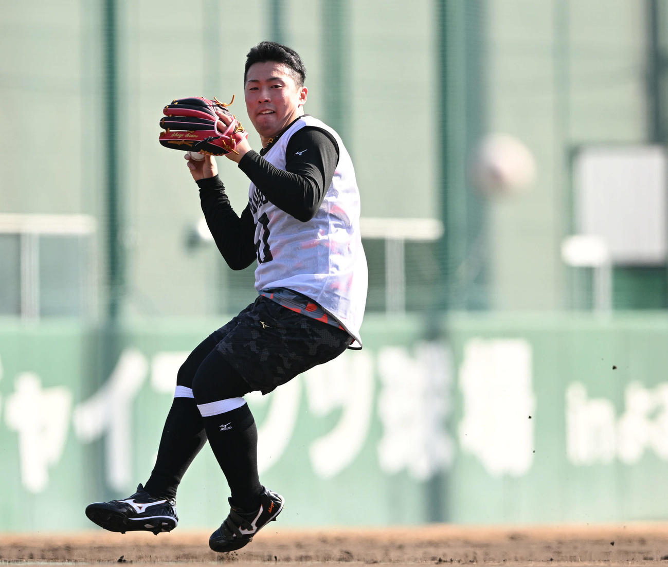 巨人新人合同自主トレでノックを受けるドラフト1位の高松商・浅野（撮影・滝沢徹郎）