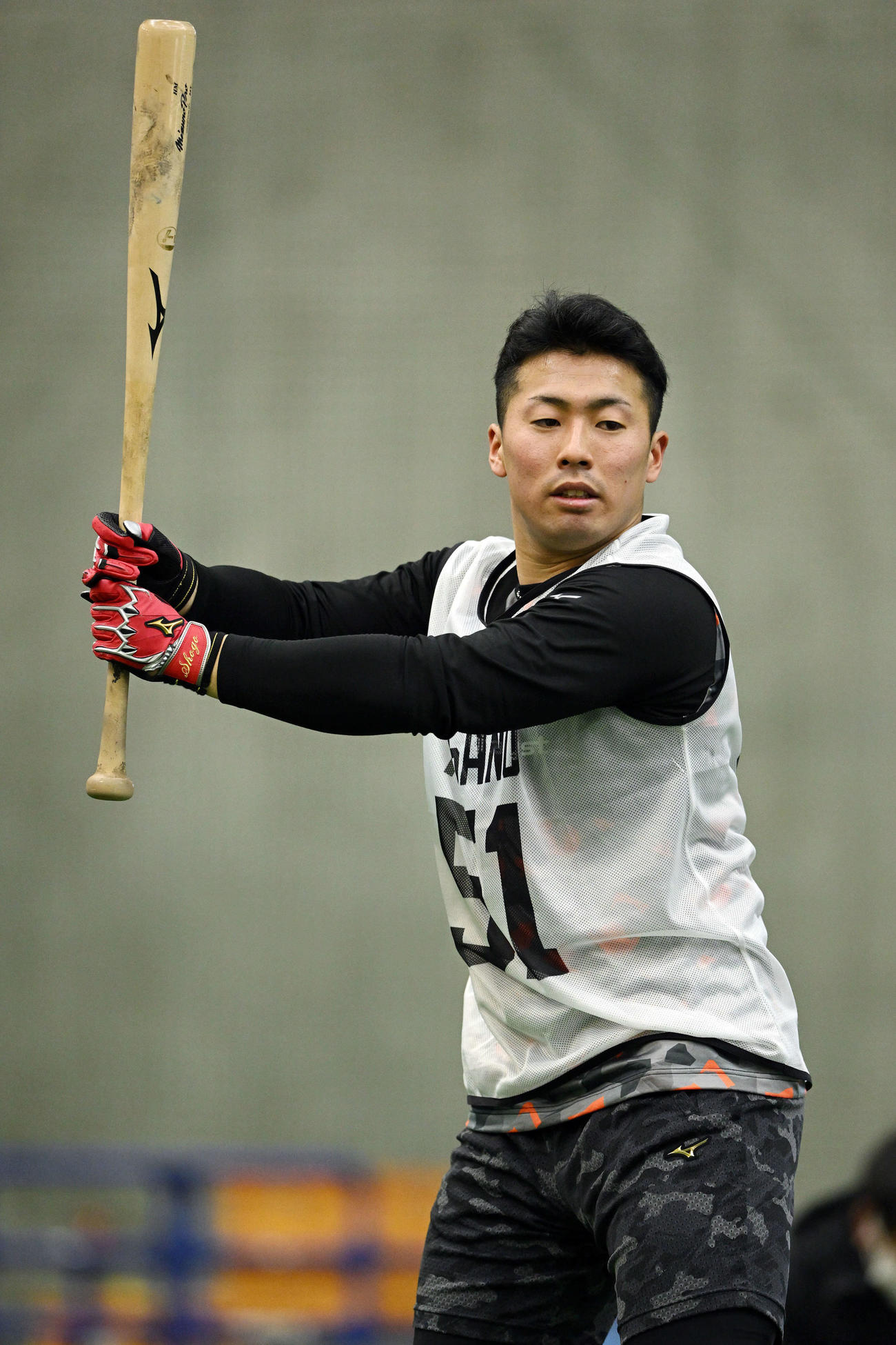 巨人新人合同自主トレでバットを短く持ってトス打撃するドラフト1位の高松商・浅野（撮影・滝沢徹郎）