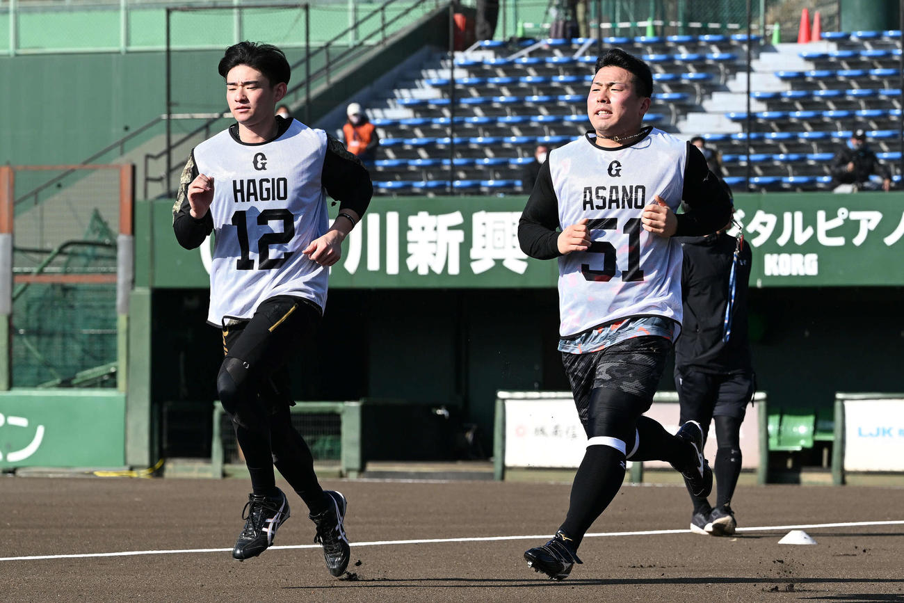 巨人新人合同自主トレで走るドラフト1位の高松商・浅野（右）とドラフト2位の慶大・萩尾（撮影・滝沢徹郎）