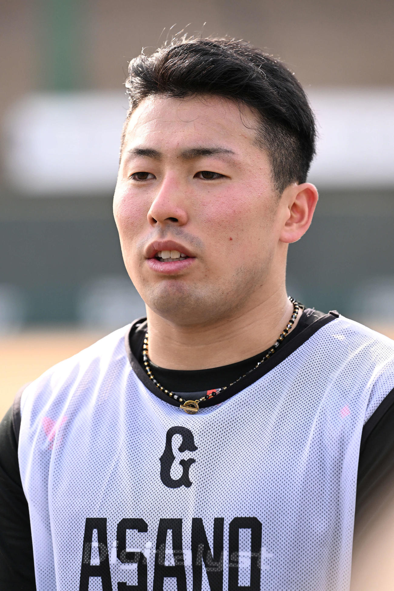 巨人新人合同自主トレで報道陣の取材を受けるドラフト1位の高松商・浅野（撮影・滝沢徹郎）