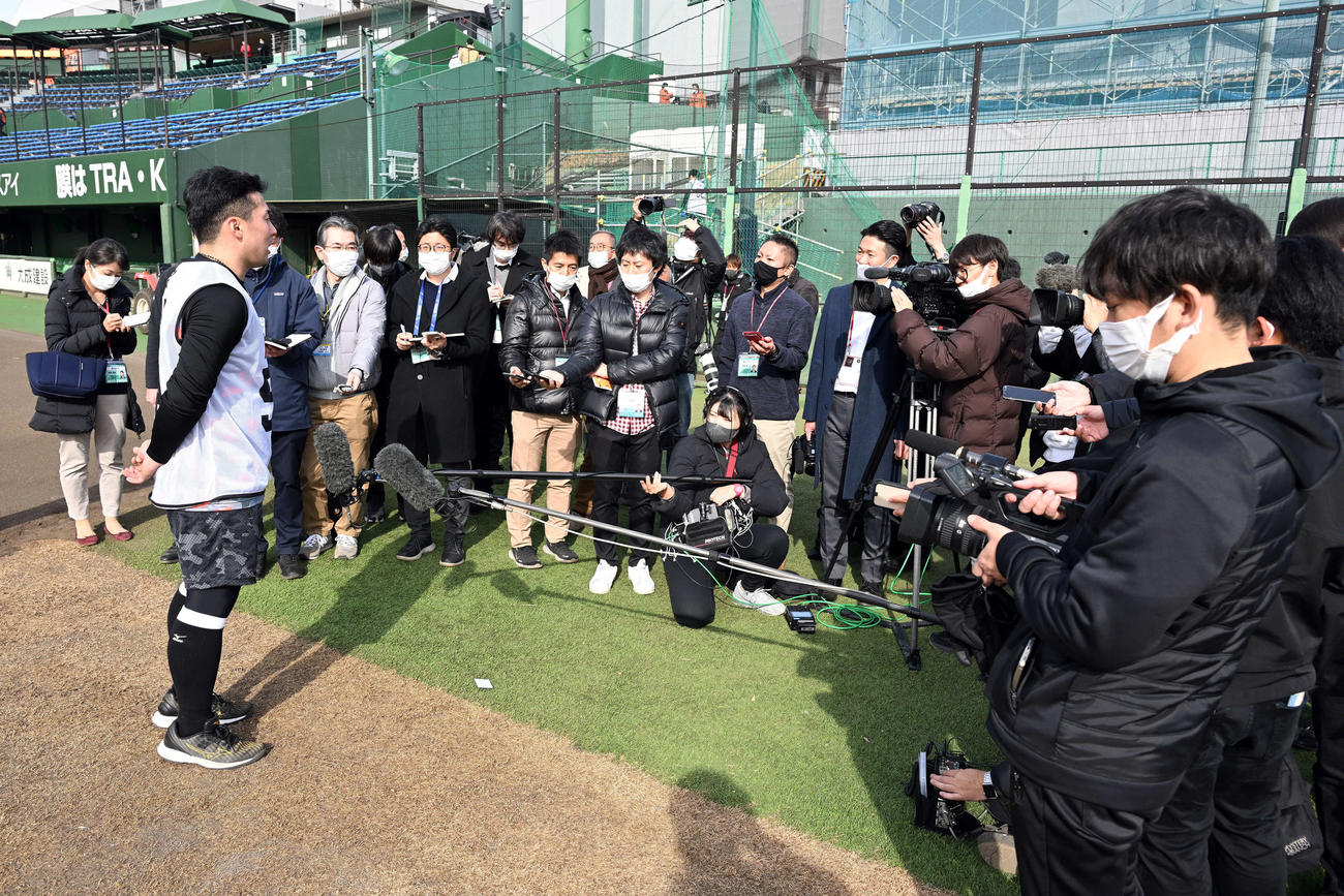 巨人新人合同自主トレで報道陣の取材を受けるドラフト1位の高松商・浅野（撮影・滝沢徹郎）
