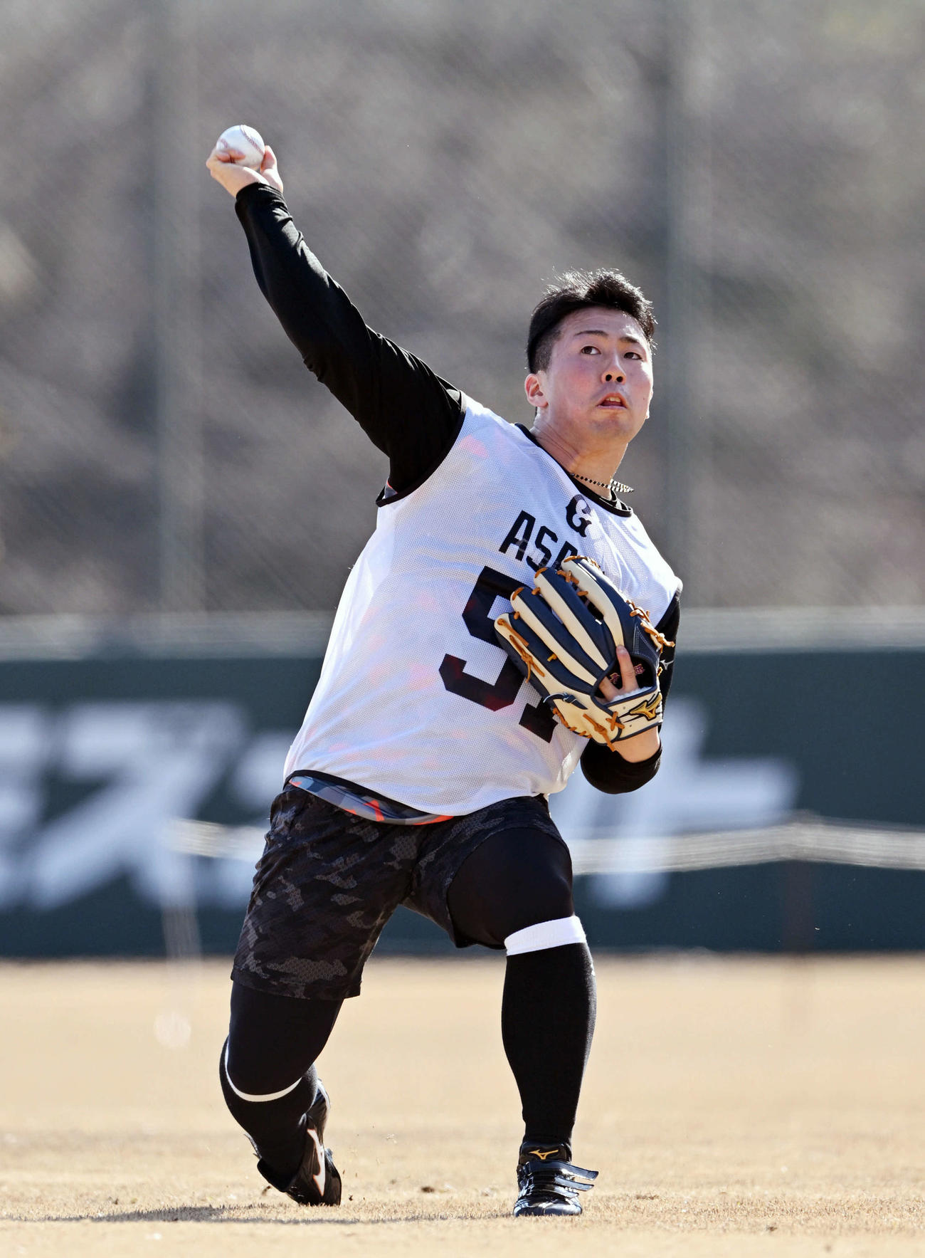巨人新人合同自主トレでキャッチボールするドラフト1位の高松商・浅野（撮影・滝沢徹郎）